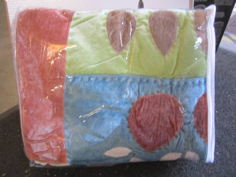 lot 60 image: Twin Size Comforter  F-1...