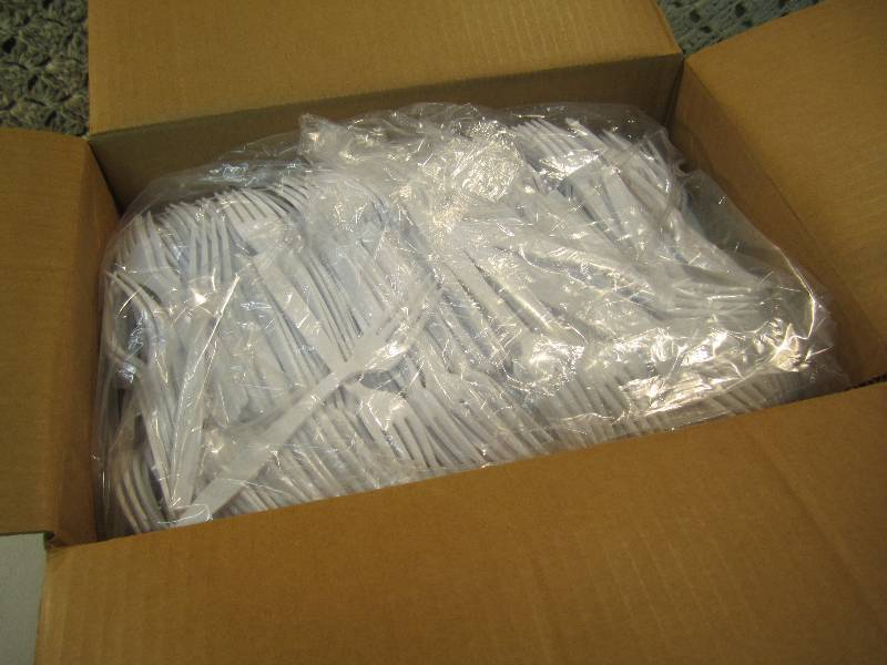 lot 162 image: Case of 1000 Solo Heavy Weight Plas...