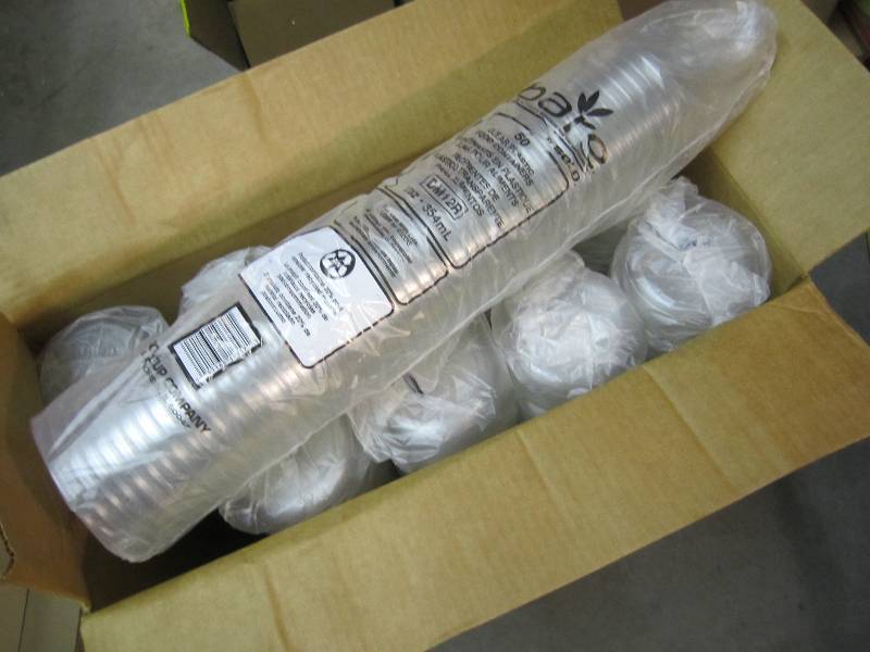 lot 322 image: Case of 500 Clear 12 oz Plastic Foo...