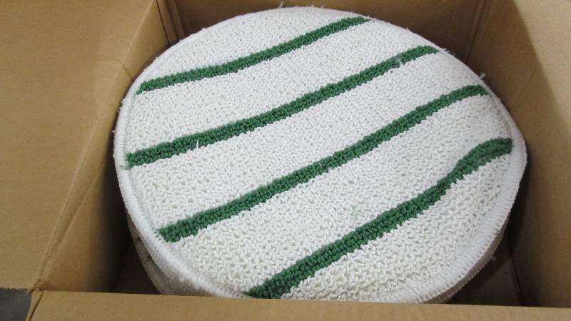 lot 132 image: Lot of 4 Rubbermaid p271 carpet bon...