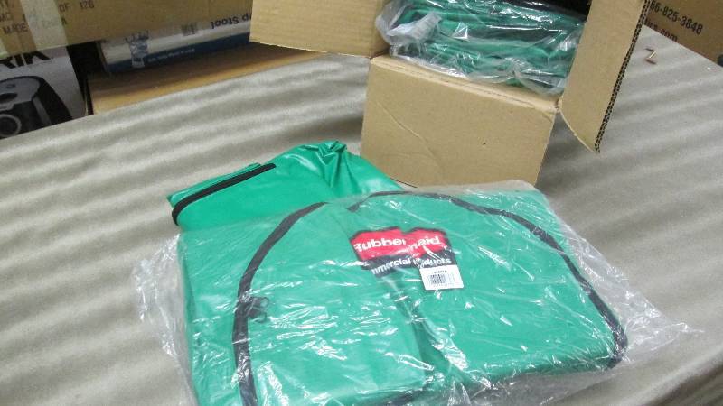 lot 140 image: Box of 4 Rubbermaid Commercial High...