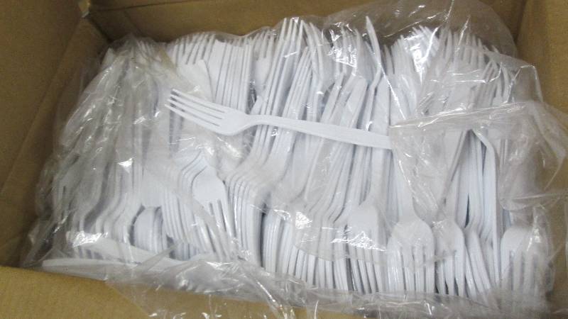 lot 141 image: Case of 1000 White Heavy Weight Pla...