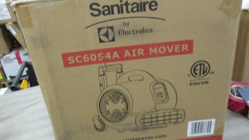 lot 209 image: Sanitaire SC6054 Commercial Three-S...