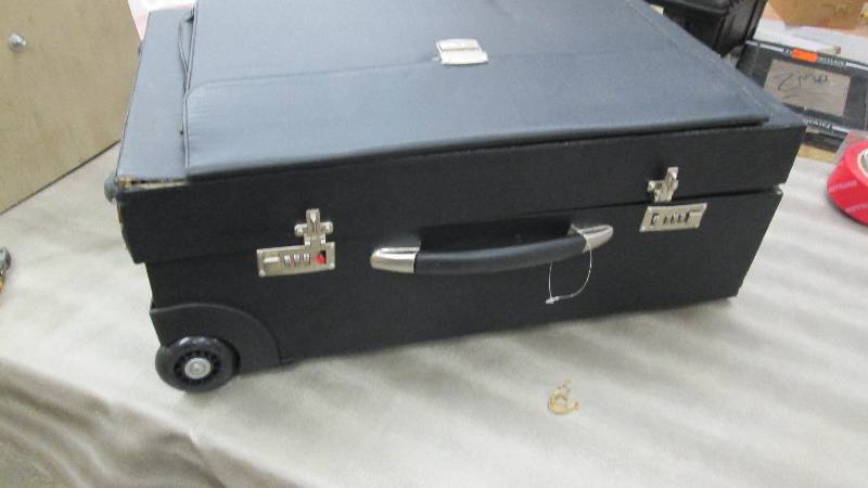 lot 225 image: Bond Street Rolling Sample Case- ne...