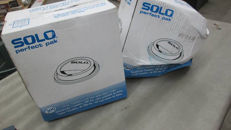 lot 238 image: 2 Boxes of 300 Solo 10 oz Travel Li...