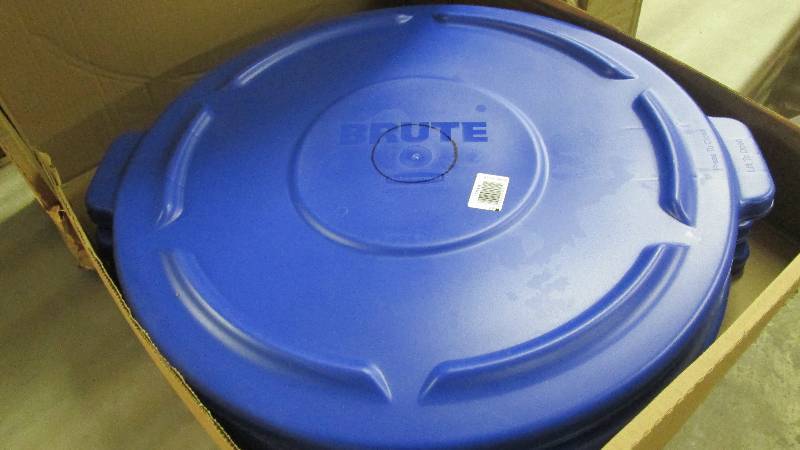 lot 288 image: Lot of 4 Rubbermaid Brute 44 Gallon...
