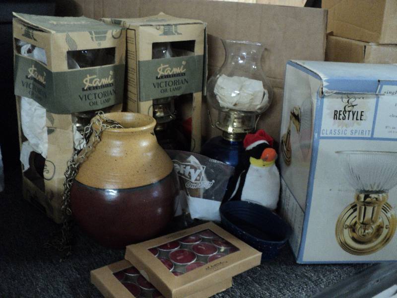 lot 7 image: Tub of home dcor...