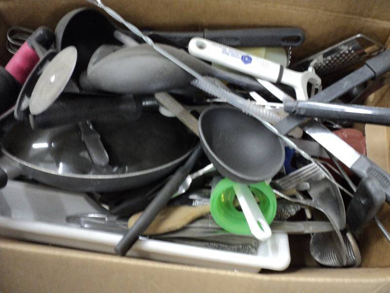 lot 128 image: box of kitchen items...