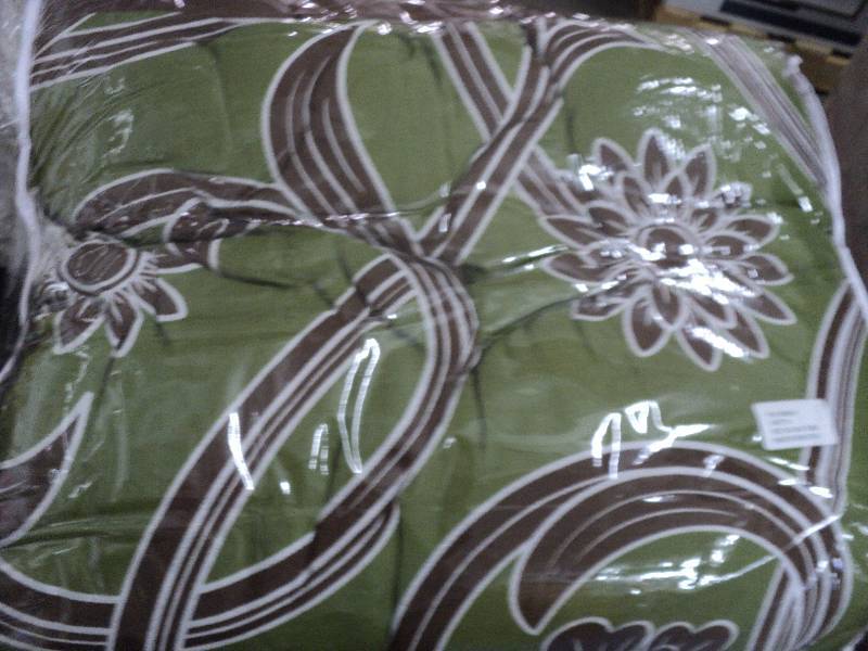 lot 137 image: Arietta twin size bed in a bag...