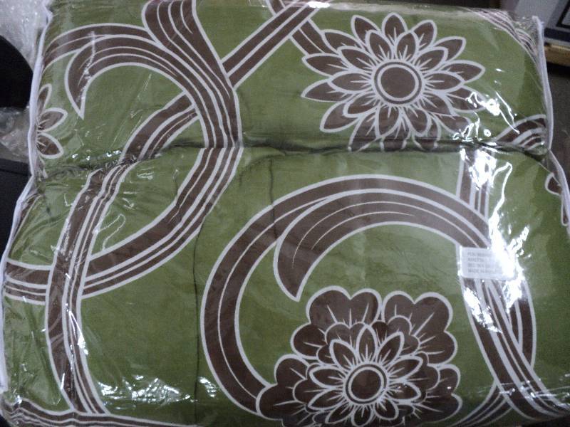 lot 138 image: Arietta twin size bed in a bag...