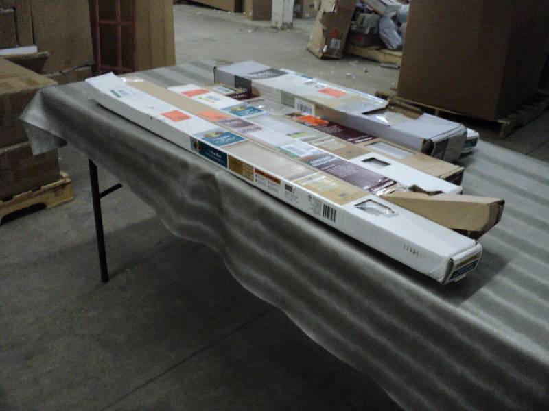 lot 198 image: various sizes of blinds - see all p...