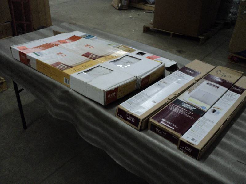 lot 203 image: various sizes of blinds - see all p...
