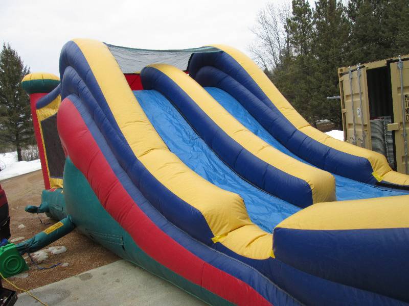 lot 1 image: Bounce House...