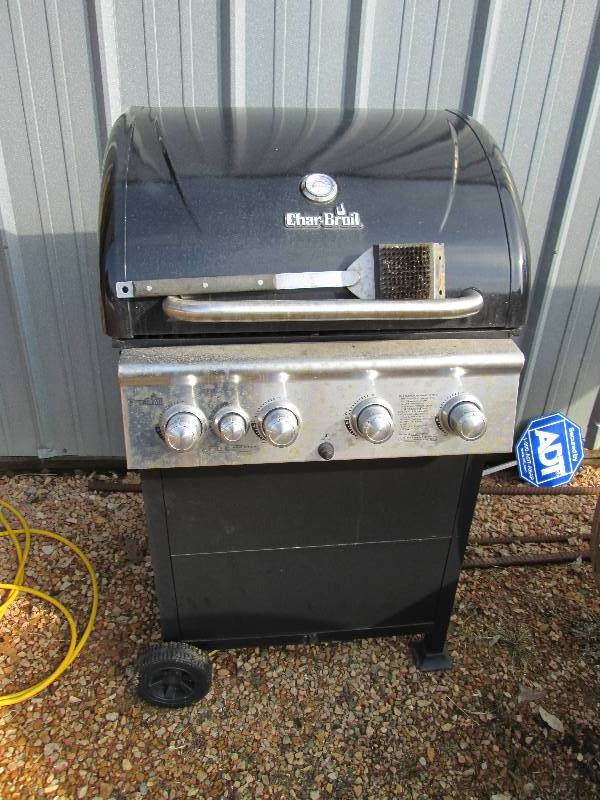 lot 10 image: Char Broil gas grill...