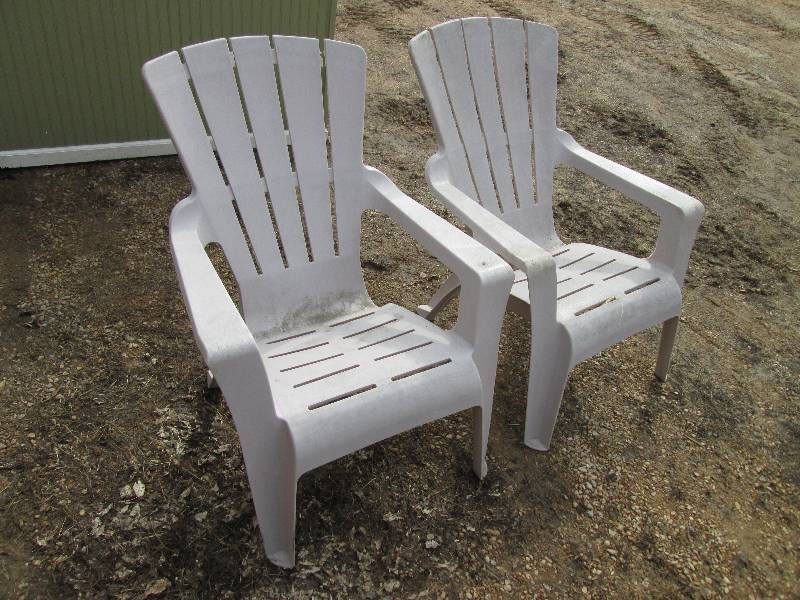 lot 14 image: 2 plastic patio chairs...