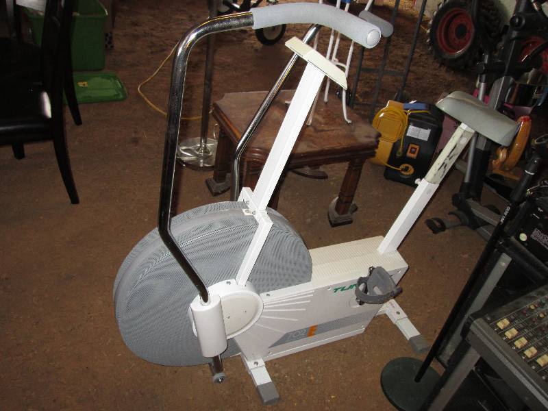 lot 32 image: Tunturi 702 exercize machine...