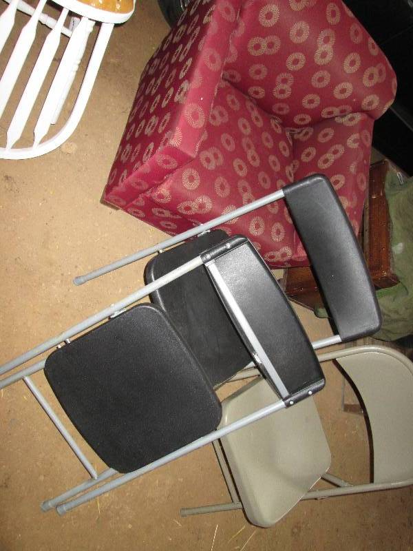 lot 36 image: 3 folding chairs and a red upholste...