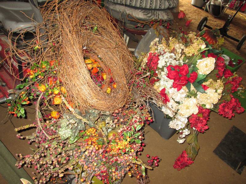 lot 43 image: Lot of artificial flowers, only the...