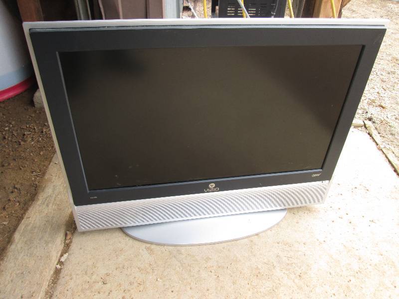 lot 54 image: Vizio 31 flat screen TV...