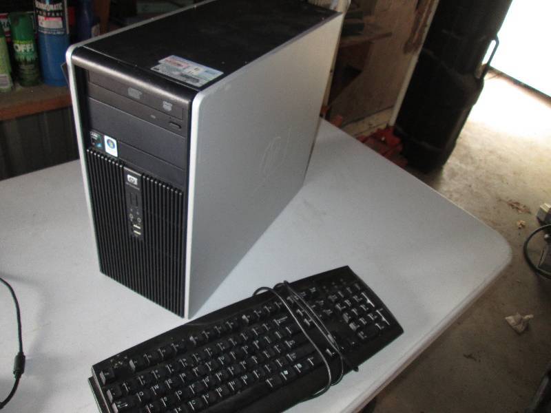 lot 55 image: HP Compaq computer with Windows Vis...