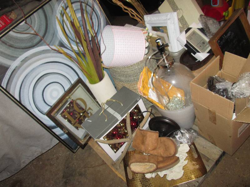 lot 64 image: Loarge lot of nice home decorative ...