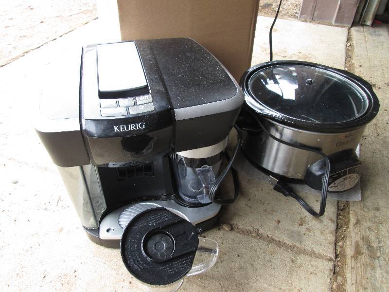 lot 70 image: Keurig Lavazz and a crock pot...