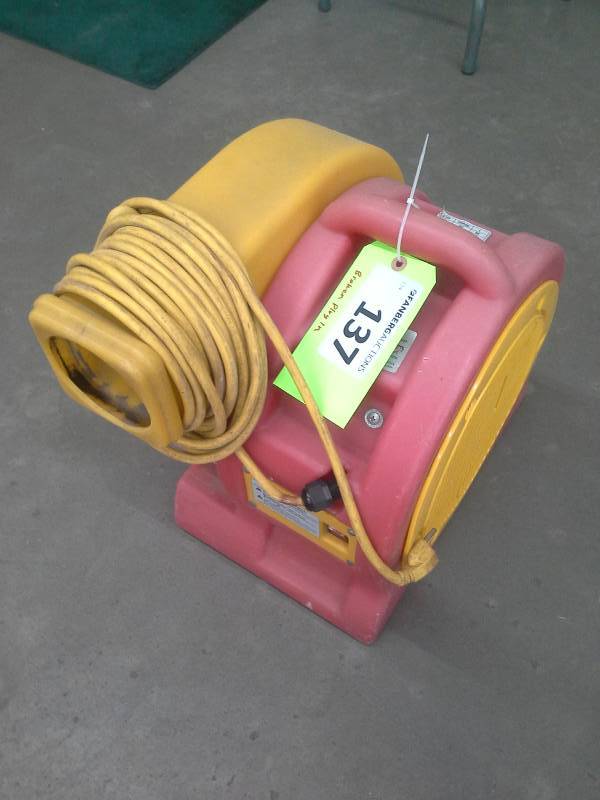 lot 137 image: Blower (Cord Needs Repair)