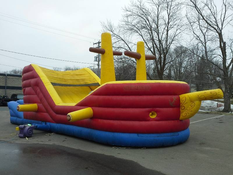 lot 8 image: Inflatable Pirate Ship