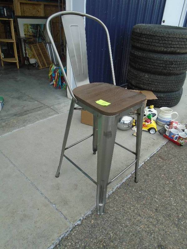lot 19 image: Bar Stool