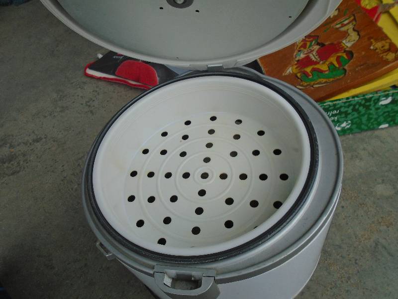 lot 41 image: Oster Rice Cooker