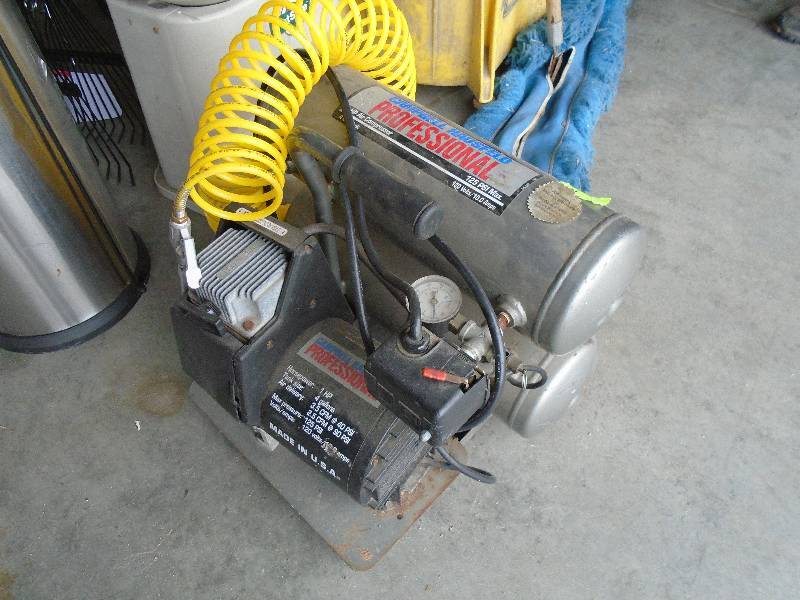 lot 39 image: Air Compressor