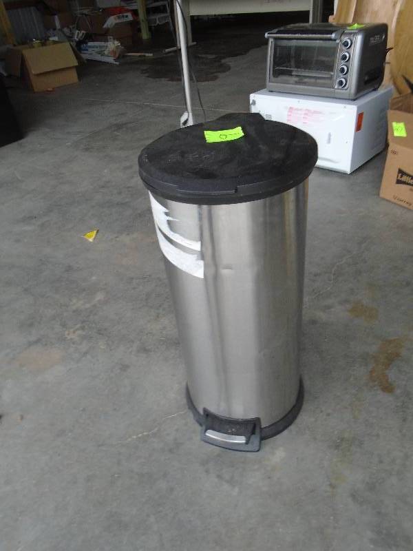 lot 9 image: Garbage Can