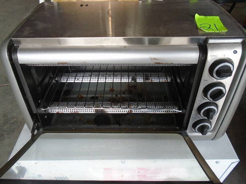 lot 21 image: Toaster Oven