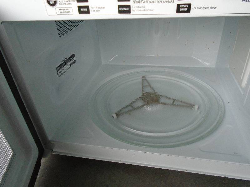 lot 22 image: Microwave