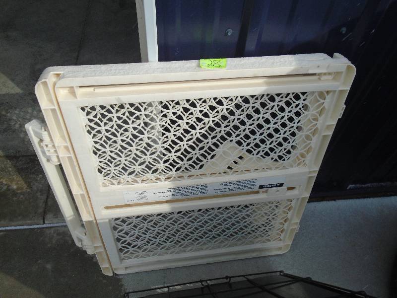 lot 28 image: Pet Crate
