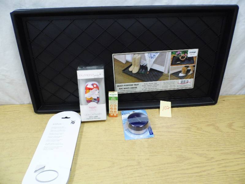 lot 102 image: Mini Mouse - Makeup Boot Tray(chipped)