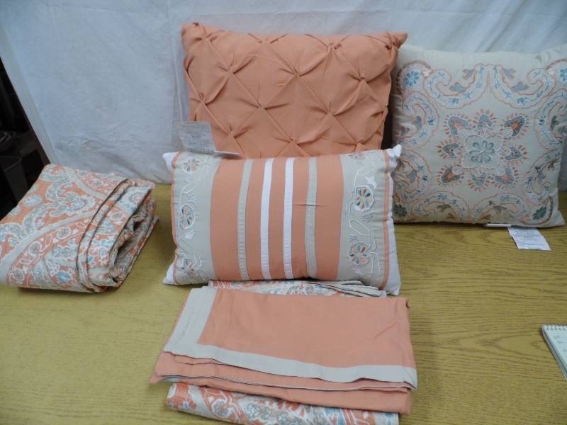 lot 113 image: Bed Duvet Cover