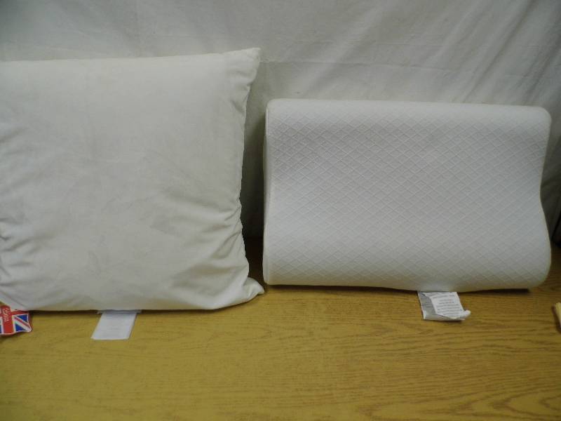 lot 118 image: Pillows