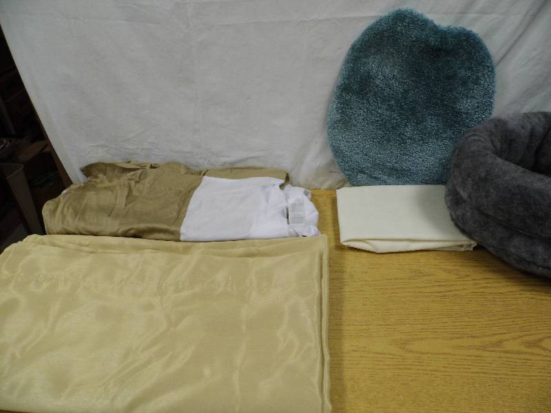 lot 119 image: Linens - Curtain Panels - Toilet Seat Cover