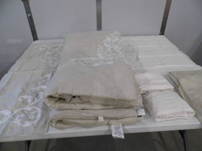lot 121 image: Bed Set