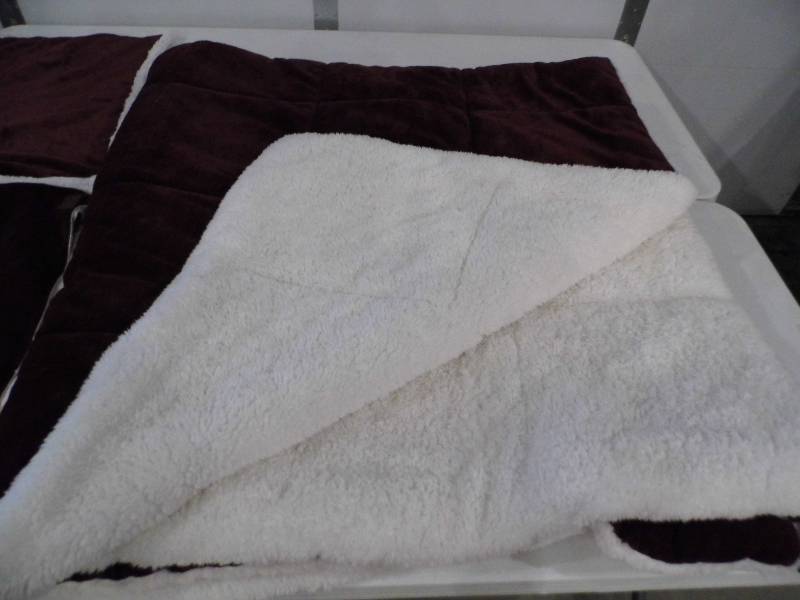 lot 122 image: UGG Comforter Set