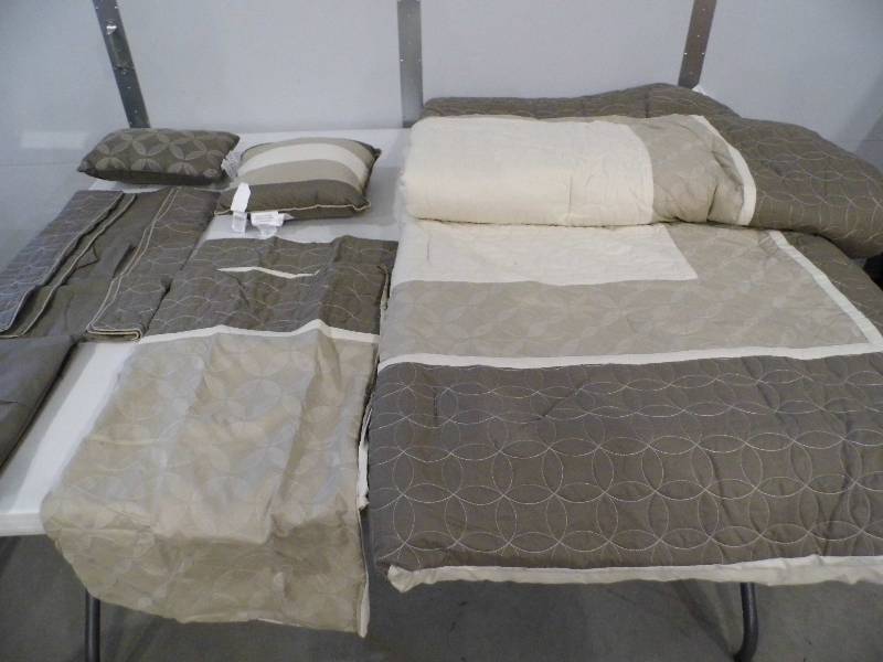 lot 123 image: Comforter Set