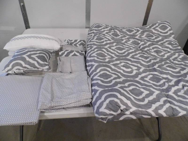 lot 124 image: Comforter Set