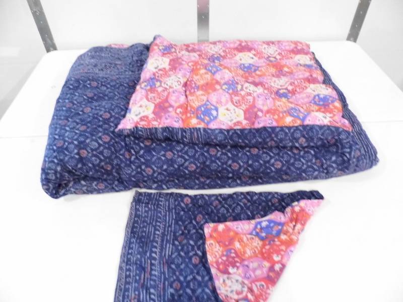 lot 125 image: Comforter Set