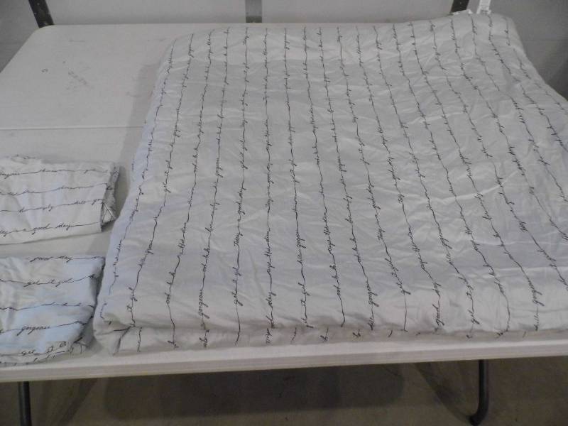 lot 126 image: Comforter Set
