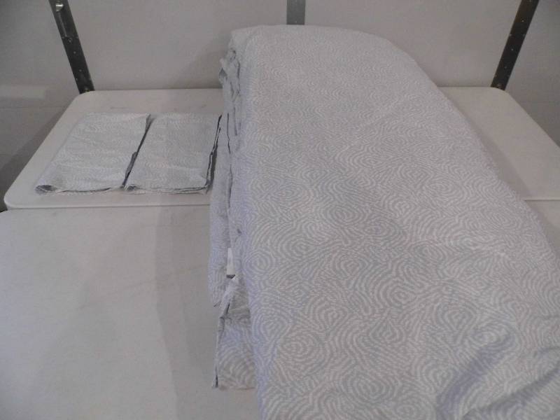 lot 129 image: Comforter Set