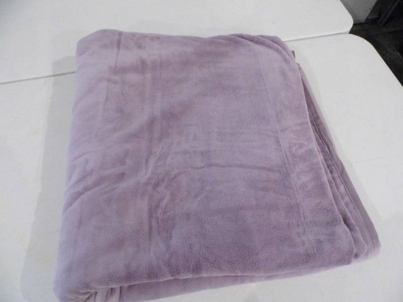 lot 131 image: Sarasoft Throw