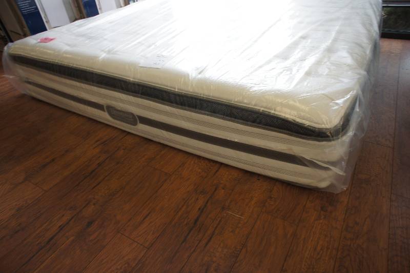 lot 21 image: NEW - KING SIZE - Simmons Beautyrest Vanderbilt collection, pillow top - MATTRESS MSRP $2299.99