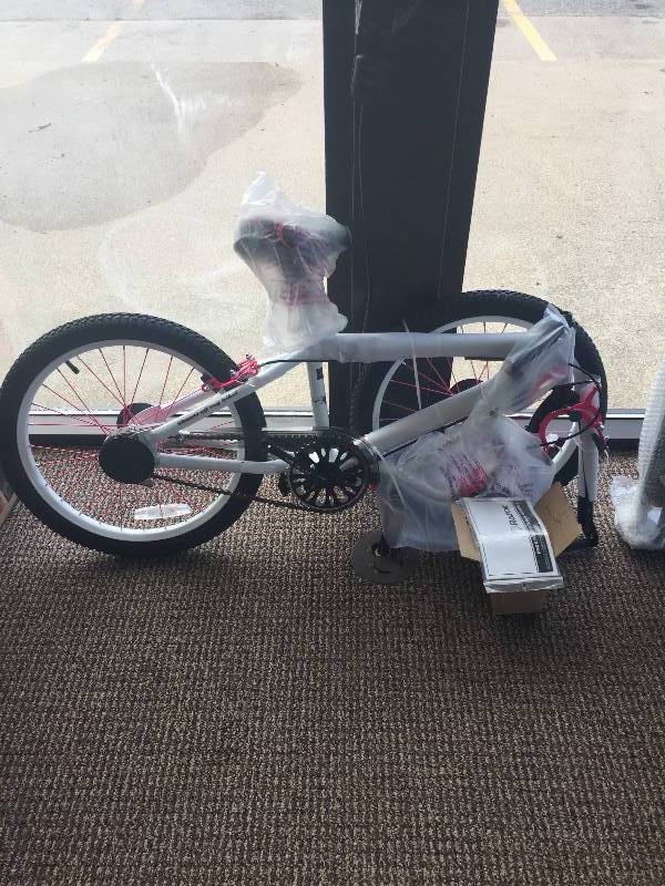 lot 39 image: BRAND NEW Razor Angel Girls Bike