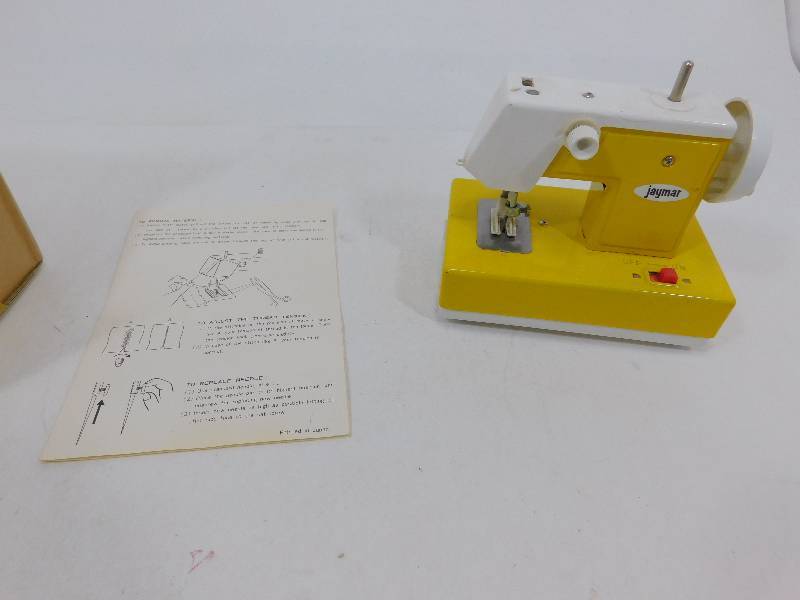 JAYMAR VINTAGE 1960S CHILDS METAL TOY SEWING MACHINE